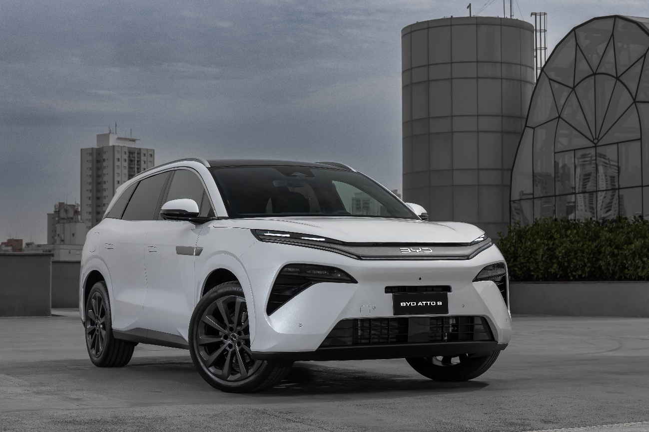 BYD Atto 8: SUV híbrido plug-in de sete lugares é apresentado no Salão do Automóvel de São Paulo e tem potência combinada de 488 cv