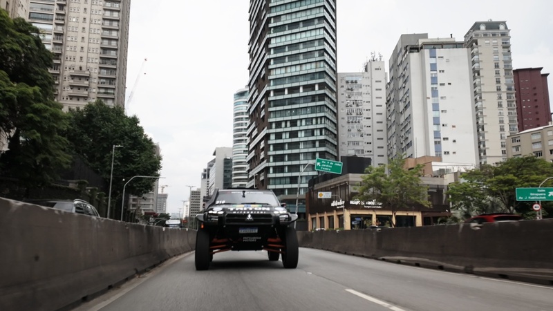 MITSUBISHI MOTORS E VIBRA PROMOVERAM AÇÃO INÉDITA COM CAMPEÃO GUIGA SPINELLI NA AV. EUROPA